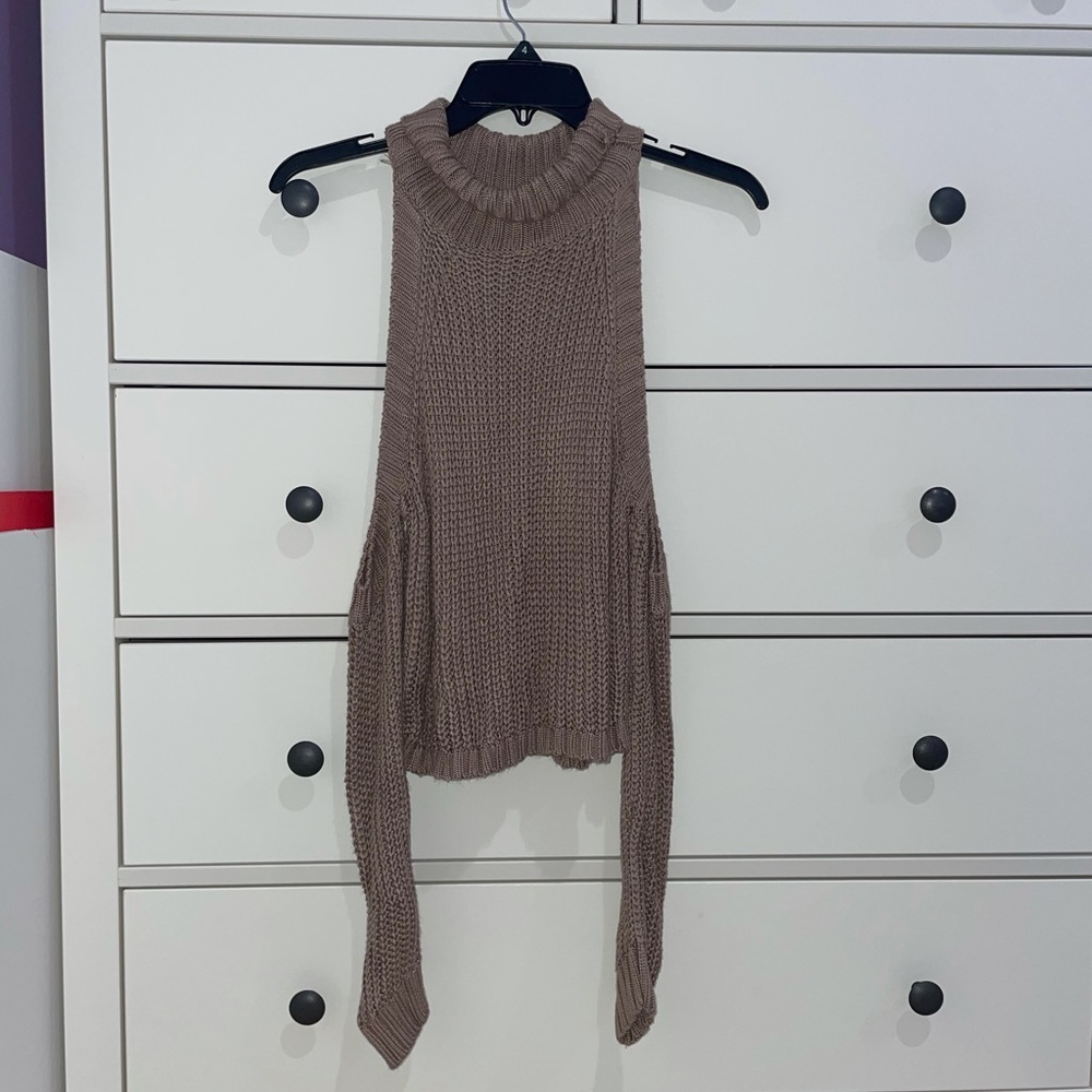 BROWN TURTLE NECK SWEATER WITH OPEN SHOULDERS